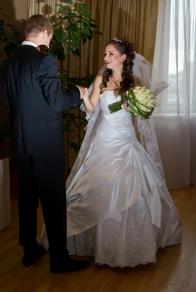 Groom meets bride — Stock Photo, Image