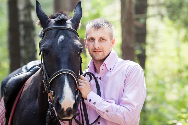 ハンサムな男性と馬 — ストック写真