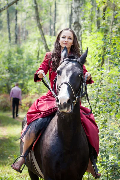 Brunette meisje op paard — Stockfoto