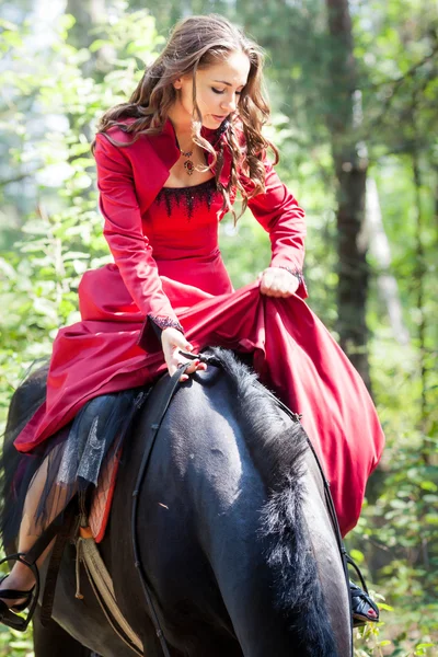 Chica morena a caballo — Foto de Stock