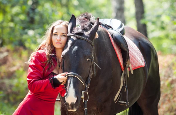 Chica morena y caballo — Foto de Stock