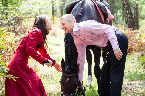 Feliz pareja y caballo —  Fotos de Stock