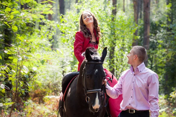 Casal feliz e cavalo — Fotografia de Stock