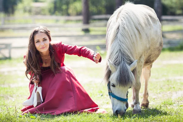 Menina morena e cavalo — Fotografia de Stock