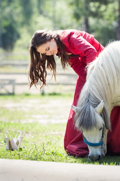 Brunette meisje en paard — Stockfoto