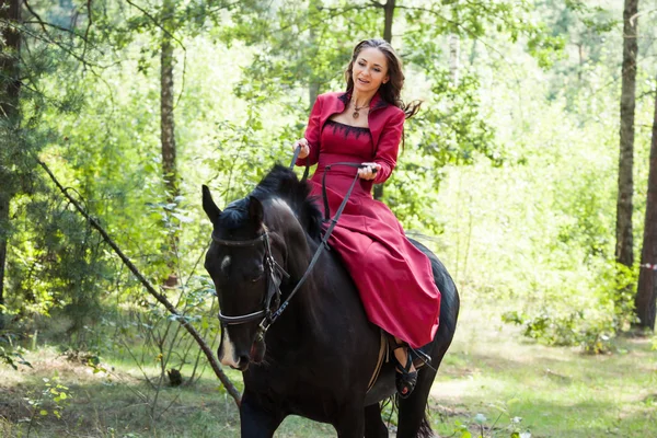 Brunette meisje op paard — Stockfoto