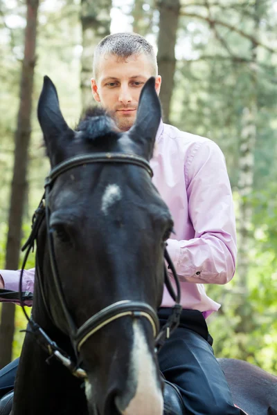 馬にハンサムな男 — ストック写真