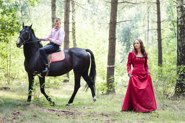 Człowiek na koniu i dziewczyna — Zdjęcie stockowe