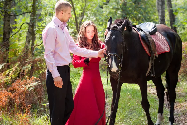 Lykkelig par og hest – stockfoto