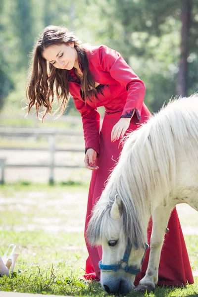 Chica morena y caballo — Foto de Stock