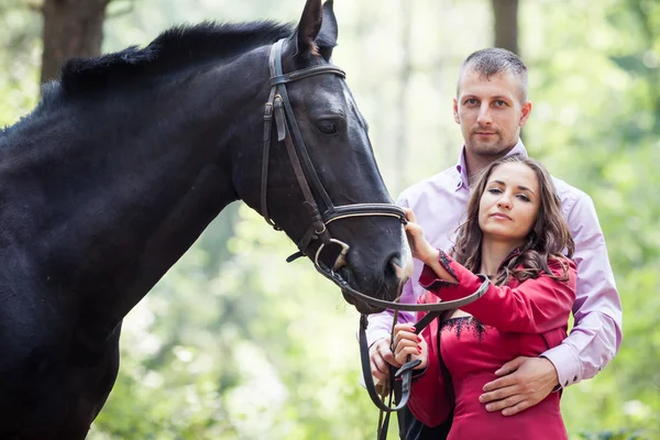 Happy couple and horse — Stock Photo, Image