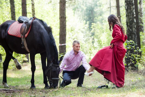 Casal feliz e cavalo — Fotografia de Stock