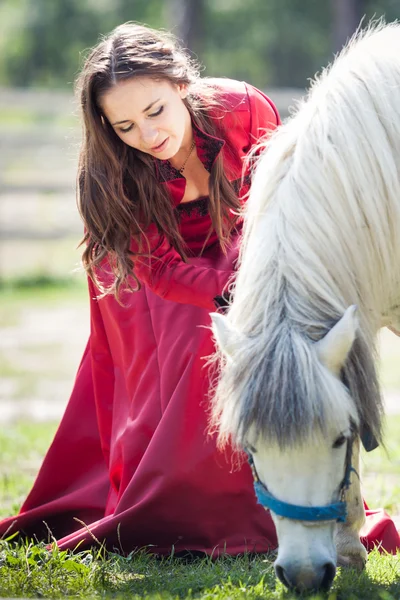 Brunettjente og hest – stockfoto