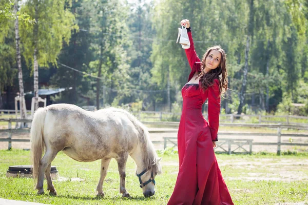 Chica morena y caballo —  Fotos de Stock