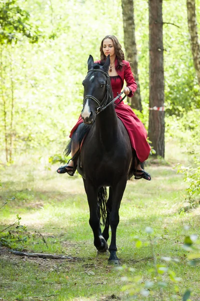 Chica morena a caballo —  Fotos de Stock