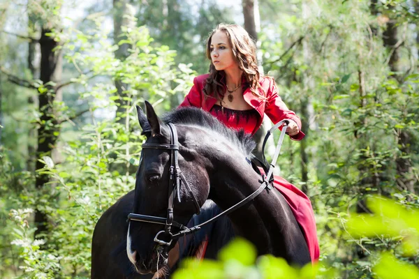 Brunette meisje op paard — Stockfoto