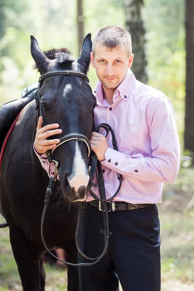 Красивый человек и лошадь — стоковое фото