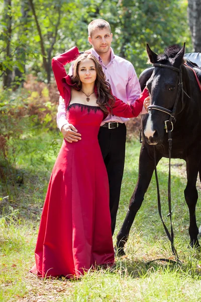 Feliz pareja y caballo — Foto de Stock