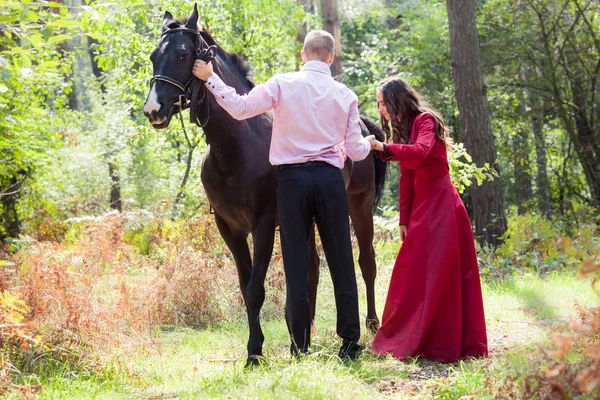 Feliz pareja y caballo —  Fotos de Stock