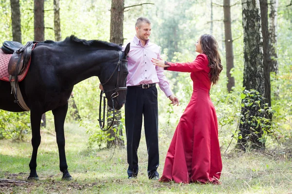 Feliz pareja y caballo — Foto de Stock