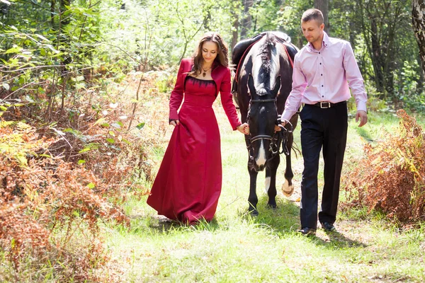 Feliz pareja y caballo — Foto de Stock