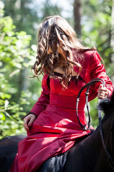 Chica morena a caballo — Foto de Stock