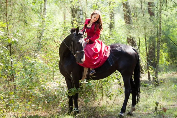 Brunettjente på hest – stockfoto