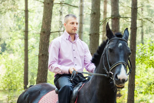 Stilig man på häst — Stockfoto