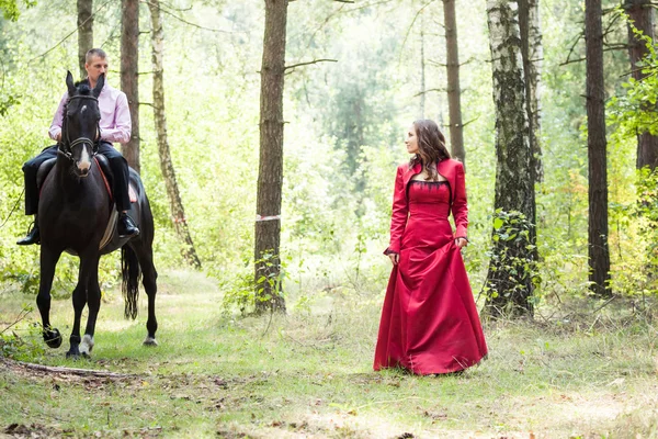 Man op een paard en meisje — Stockfoto