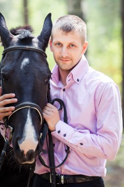 yakışıklı adam ve at