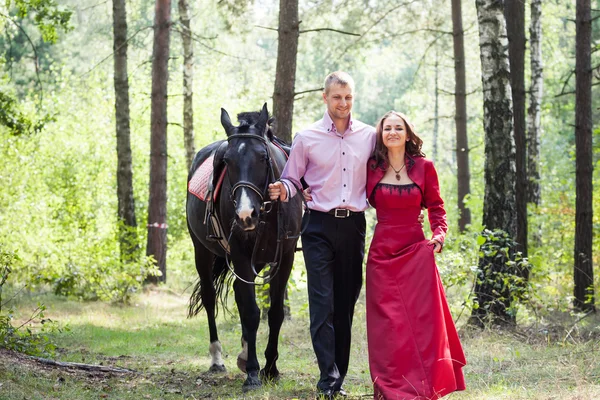 Happy couple and horse — Stock Photo, Image