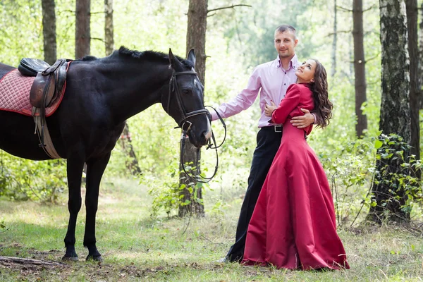 Feliz pareja y caballo — Foto de Stock