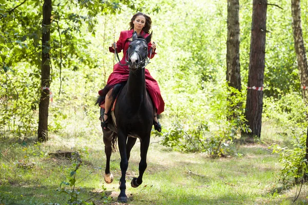 Chica morena a caballo — Foto de Stock