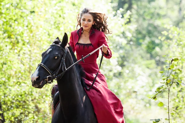 Menina morena no cavalo — Fotografia de Stock