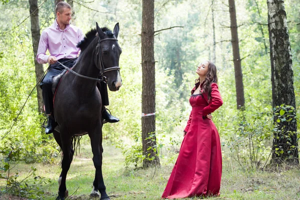 Человек на коне и девушка — стоковое фото