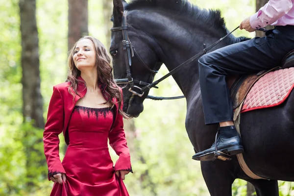 Man op een paard en meisje — Stockfoto