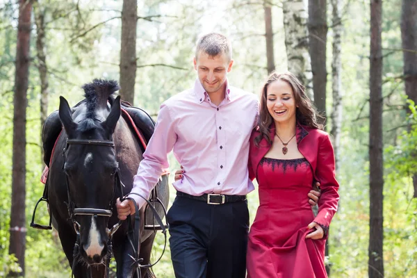 Casal feliz e cavalo — Fotografia de Stock