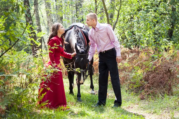 Casal feliz e cavalo — Fotografia de Stock