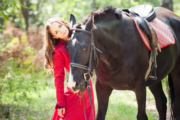 Brunette fille et cheval — Photo