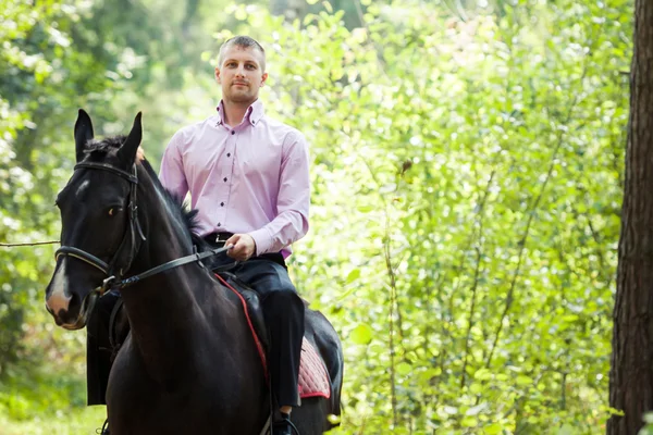 Hombre guapo a caballo —  Fotos de Stock