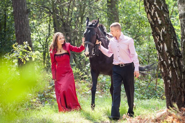Šťastný pár a koně — Stock fotografie
