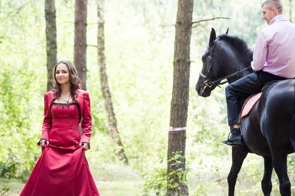 Man op een paard en meisje — Stockfoto