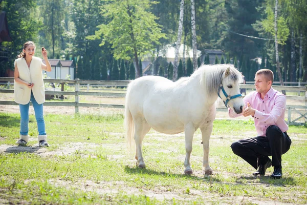 Homem, menina e cavalo — Fotografia de Stock