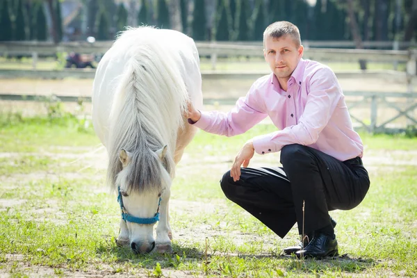 Bonito homem e cavalo — Fotografia de Stock