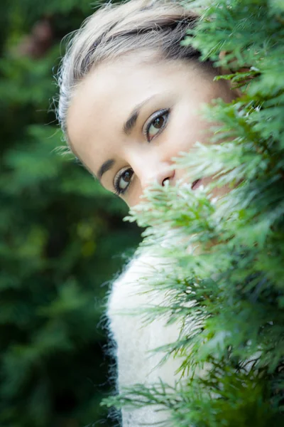 Menina morena jovem — Fotografia de Stock