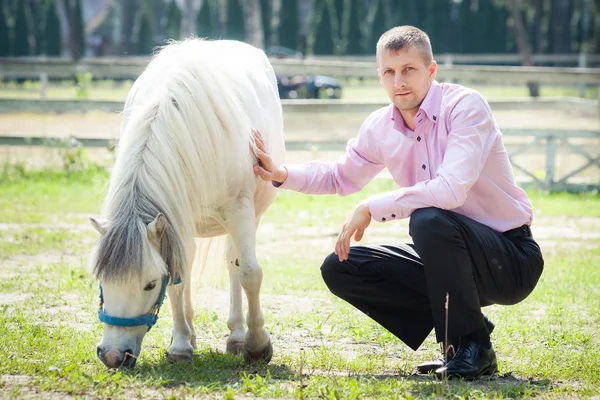 Bell'uomo e cavallo — Foto Stock