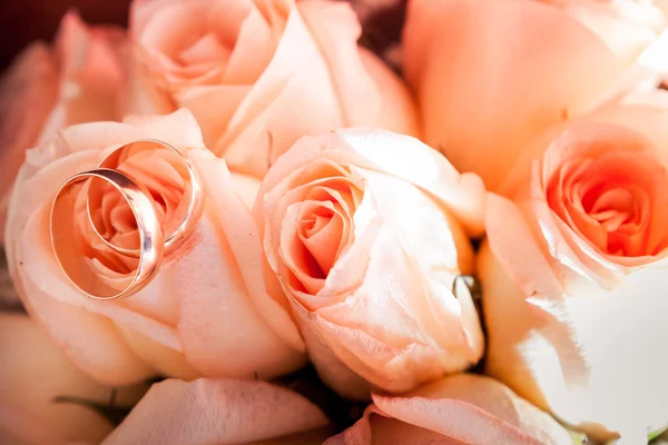 Bridal bouquet of cream roses — Stock Photo, Image