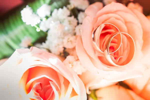 Bridal bouquet of cream roses — Stock Photo, Image