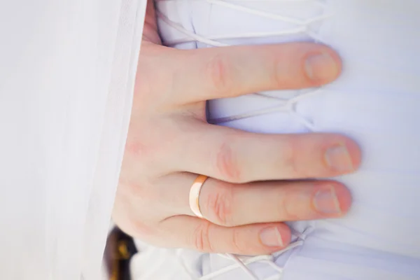 Pierścień na ręce pana młodego — Zdjęcie stockowe