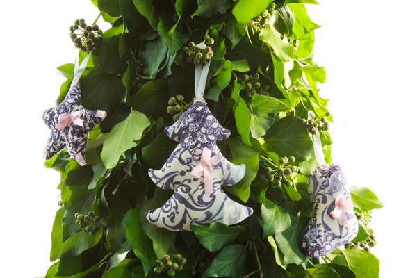 Juguetes hechos a mano en el árbol de Año Nuevo — Foto de Stock